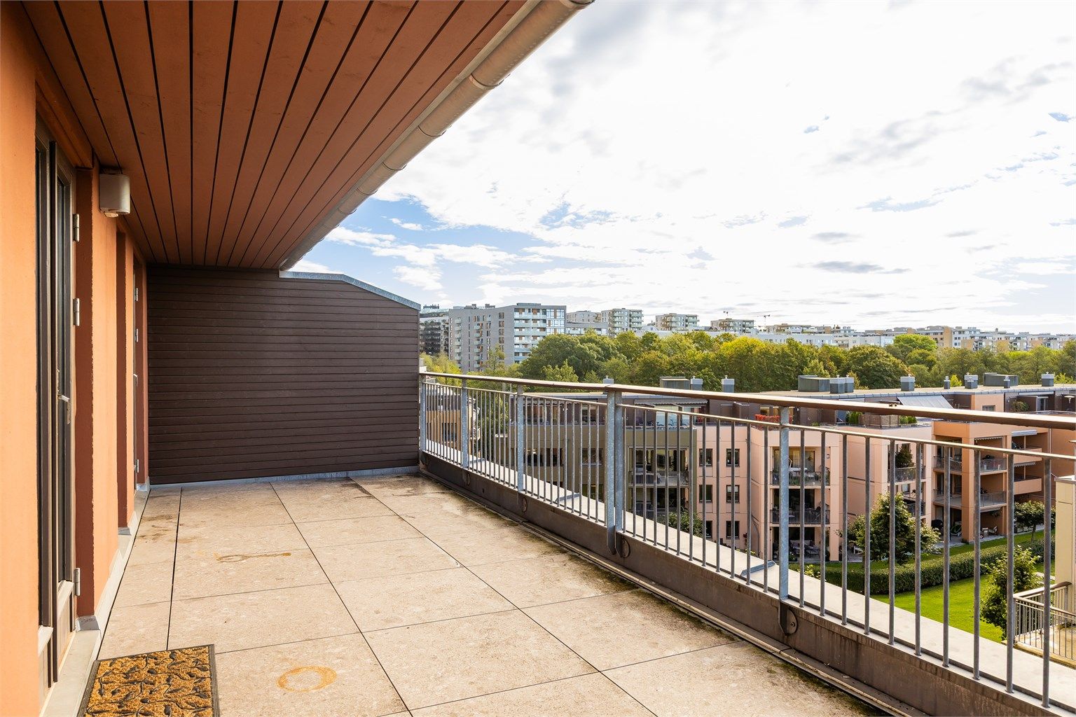 Balkongen på 22 kvm vender mot sør og selger opplyser om sol fra 09:00-20:00 på sommeren.