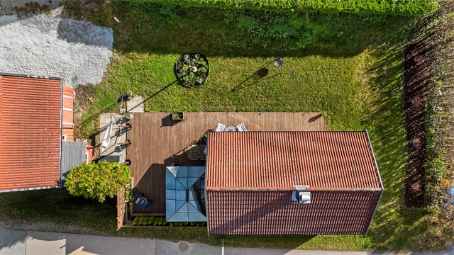 Tomten byr på opparbeidet hage, stor terrasseplatting og frittstående garasje/bod.