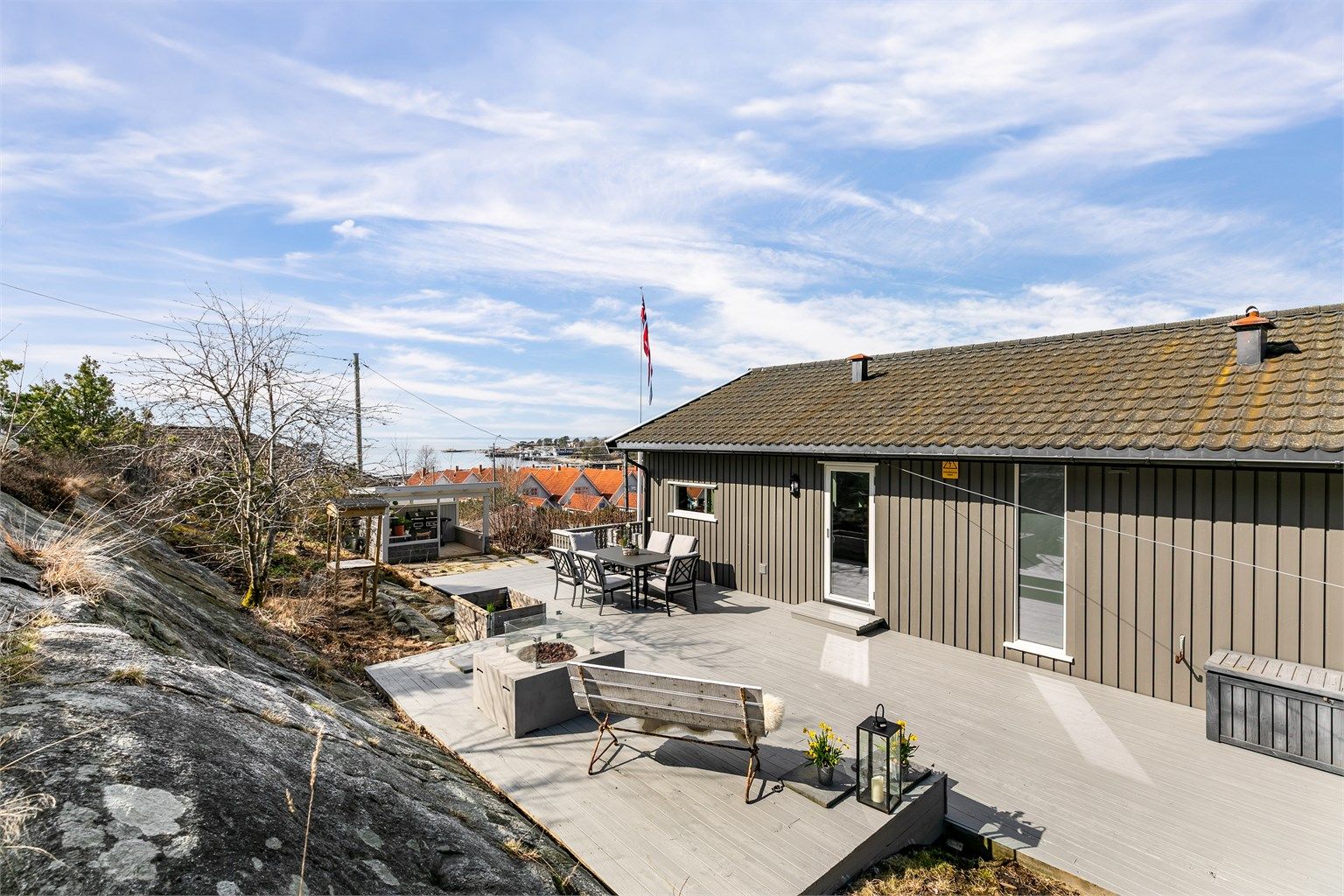 Langs boligens søndre og skjermede østre side er det anlagt en stor terrasse og uteplasser i flere høyder og nivåer.