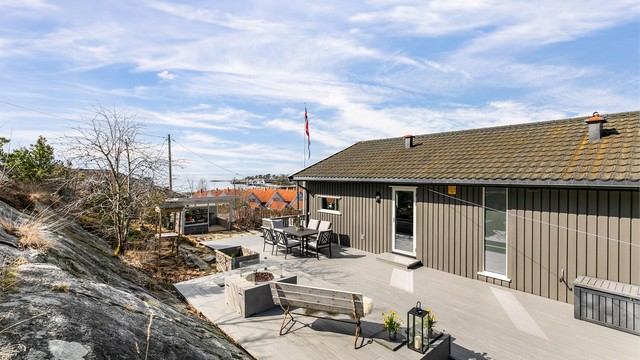 Langs boligens søndre og skjermede østre side er det anlagt en stor terrasse og uteplasser i flere høyder og nivåer.