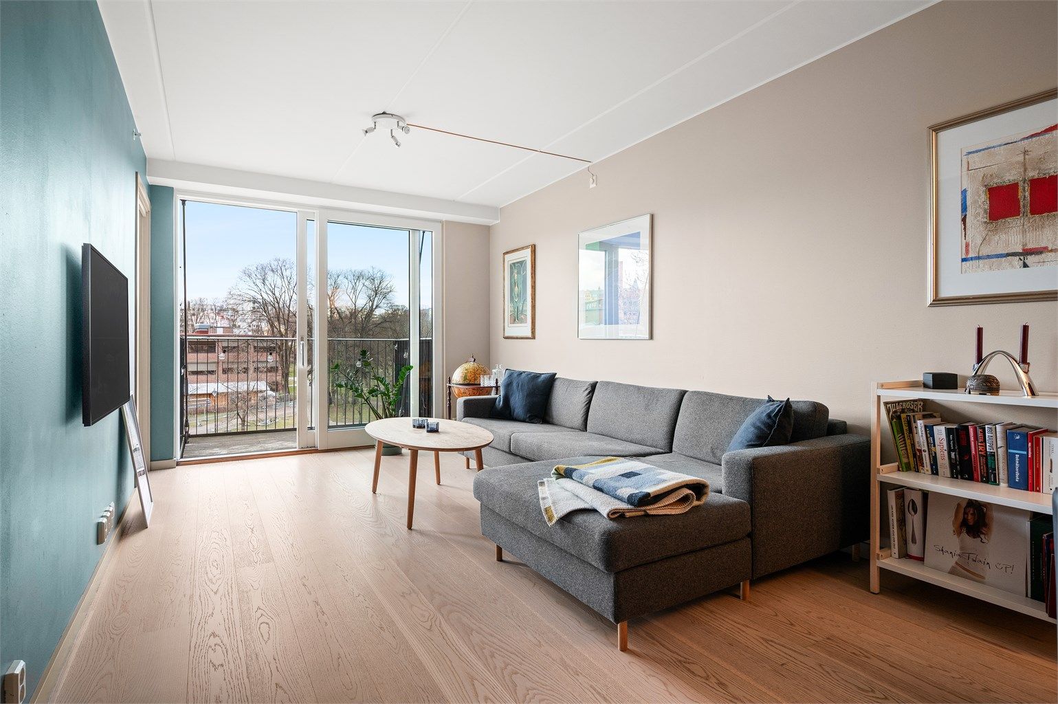 Fra stuen er det direkte utgang til balkongen via en bred skyvedør.