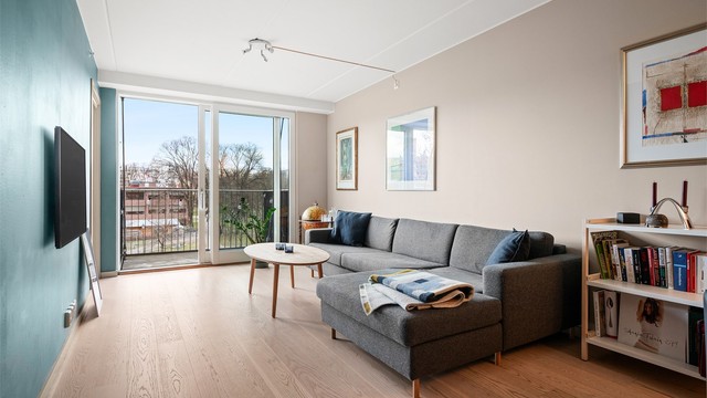 Fra stuen er det direkte utgang til balkongen via en bred skyvedør.