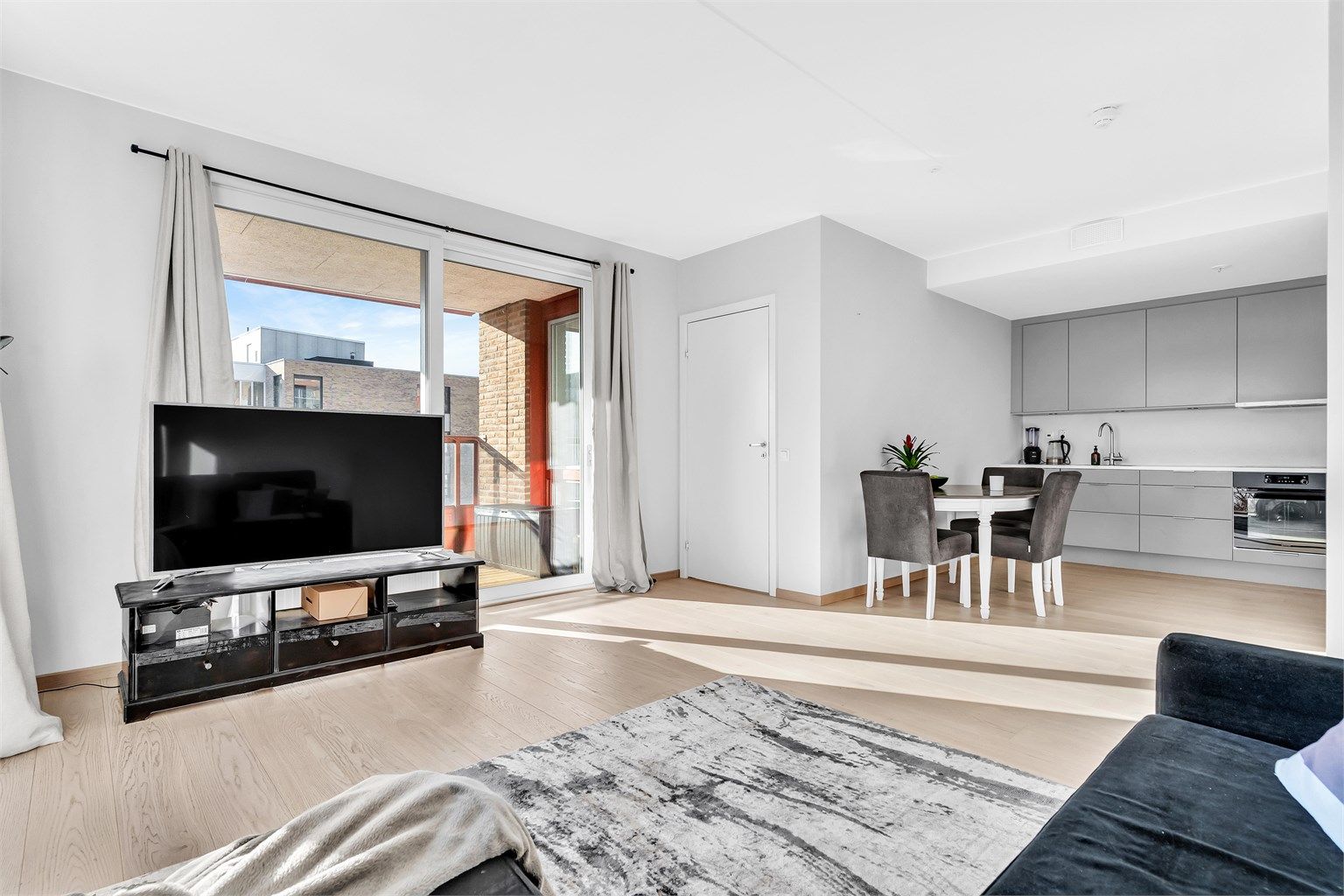 Stue og kjøkken i en åpen og sosial løsning