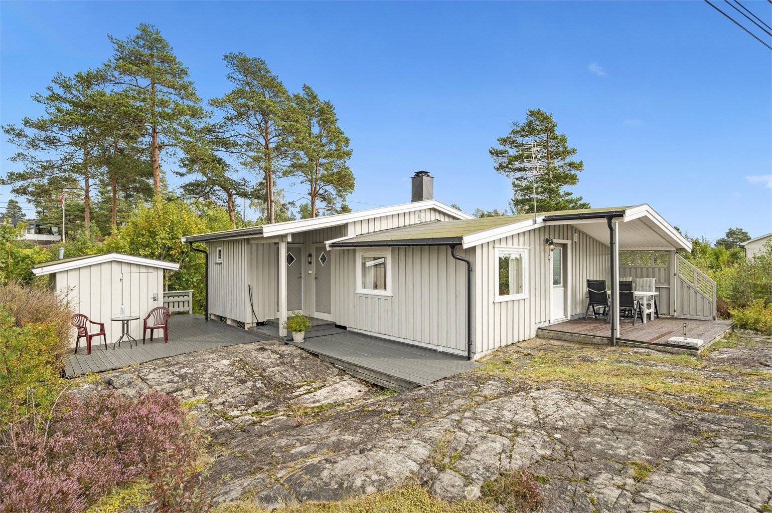 Hytta ligger fint til i hyttefeltet, litt opp fra sjøen med kort gangavstand ned til sjøen. 