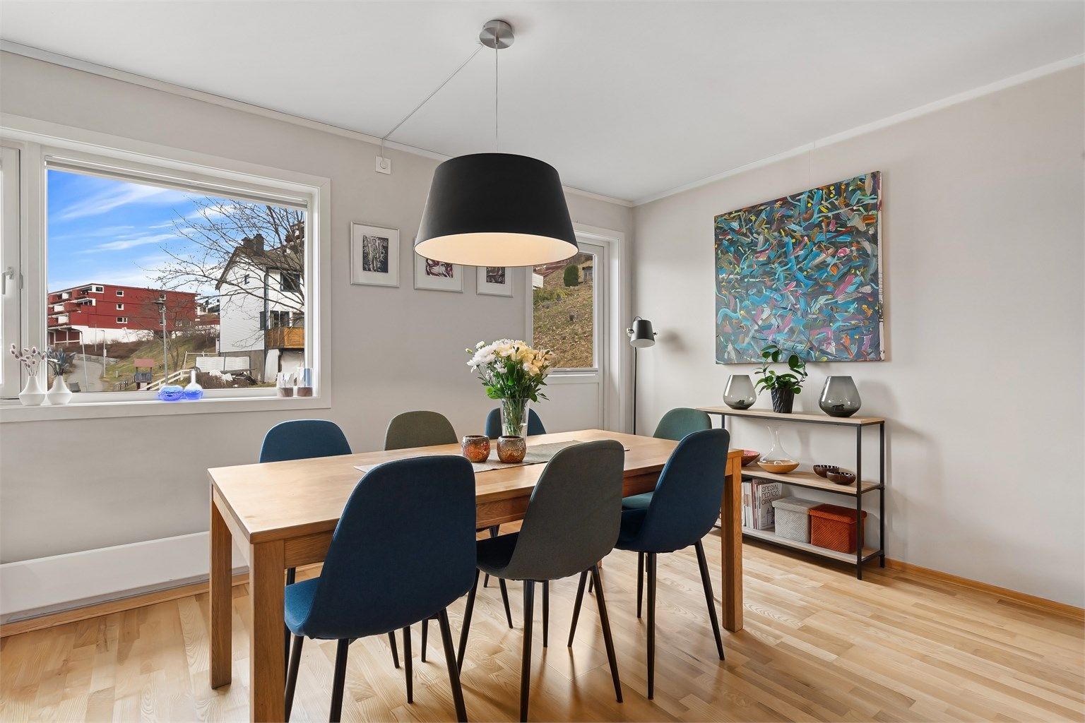 Ved kjøkkenet er det god plass for spisebord