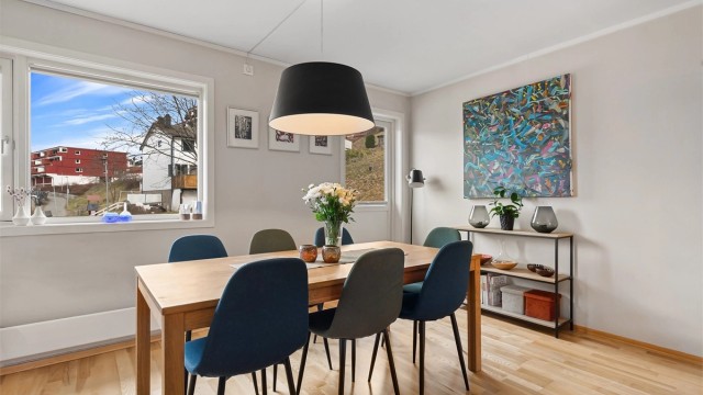 Ved kjøkkenet er det god plass for spisebord