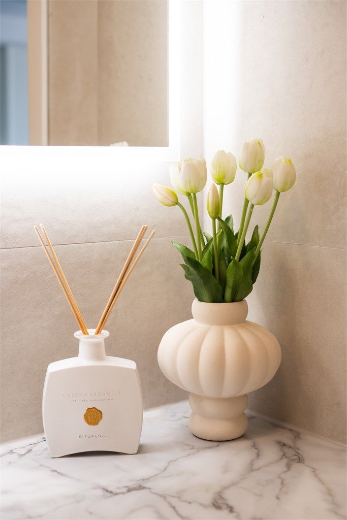 Moderne og delikate materialvalg på badet.