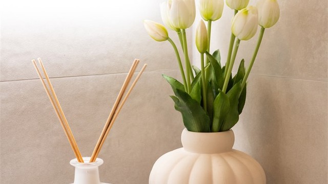 Moderne og delikate materialvalg på badet.