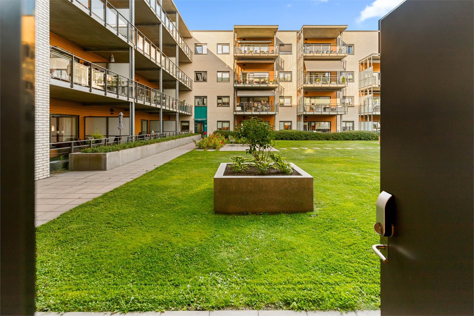 Utgang til lukket atrium fra leiligheten (arkivbilde)