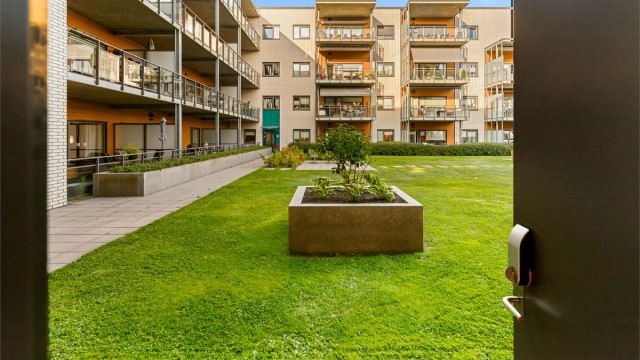 Utgang til lukket atrium fra leiligheten (arkivbilde)