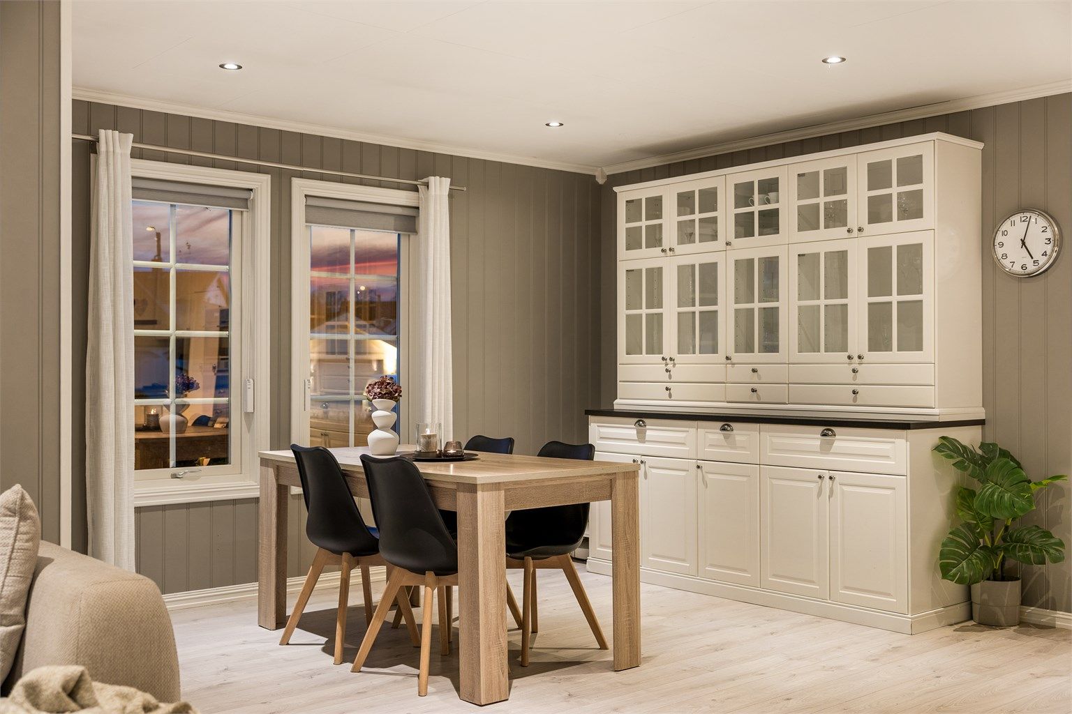 Spisestuen har god plass til stort spisebord, og det er montert et flott plassbygd vitrineskap i tilsvarende stil som kjøkkeninnredningen - en flott forlengelse av kjøkkeninnredningen.