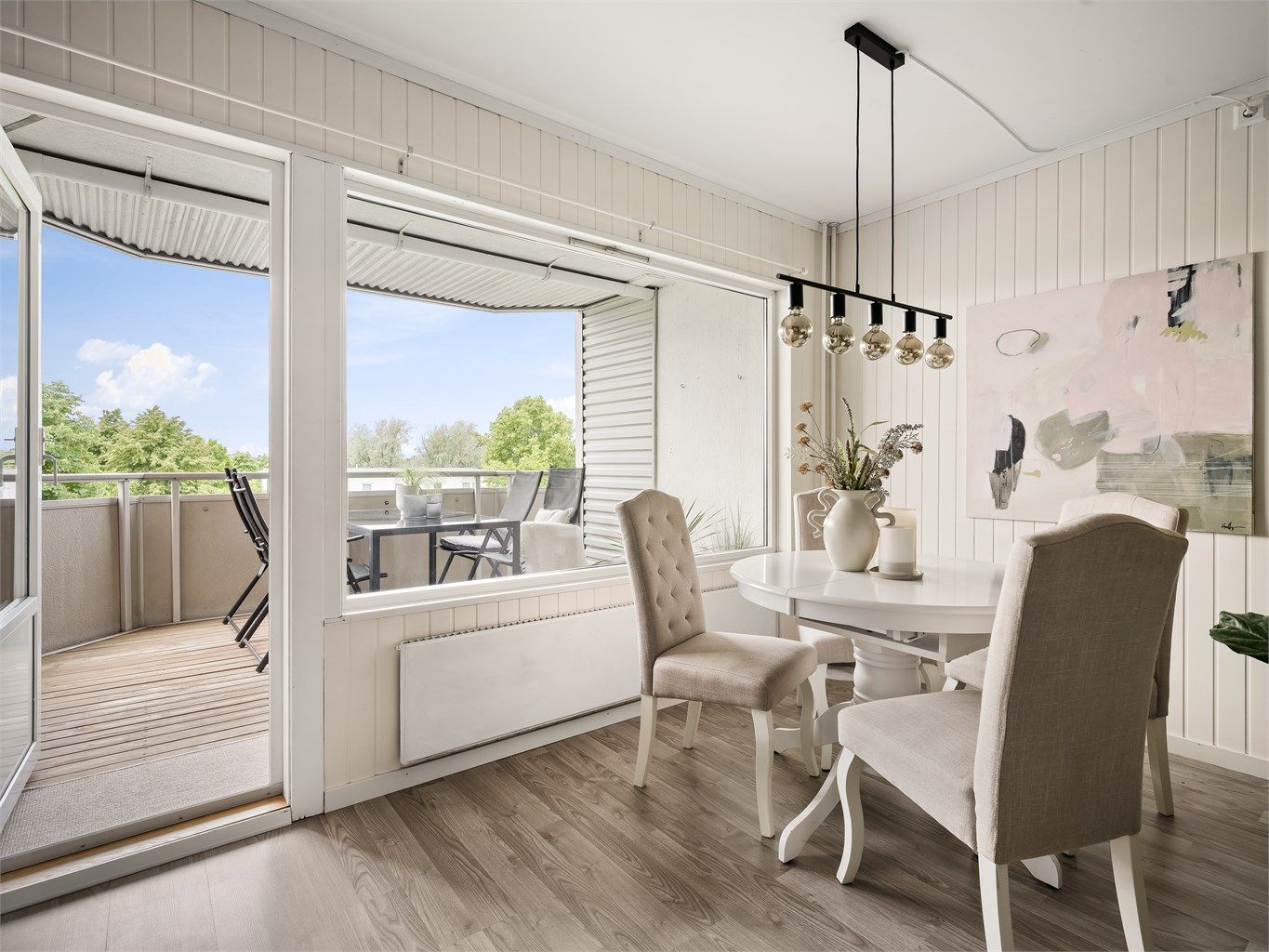 Vinduer orientert mot syd fremmer gode lysforhold i stuen dagen gjennom. Innsyn er i praksis fraværende.