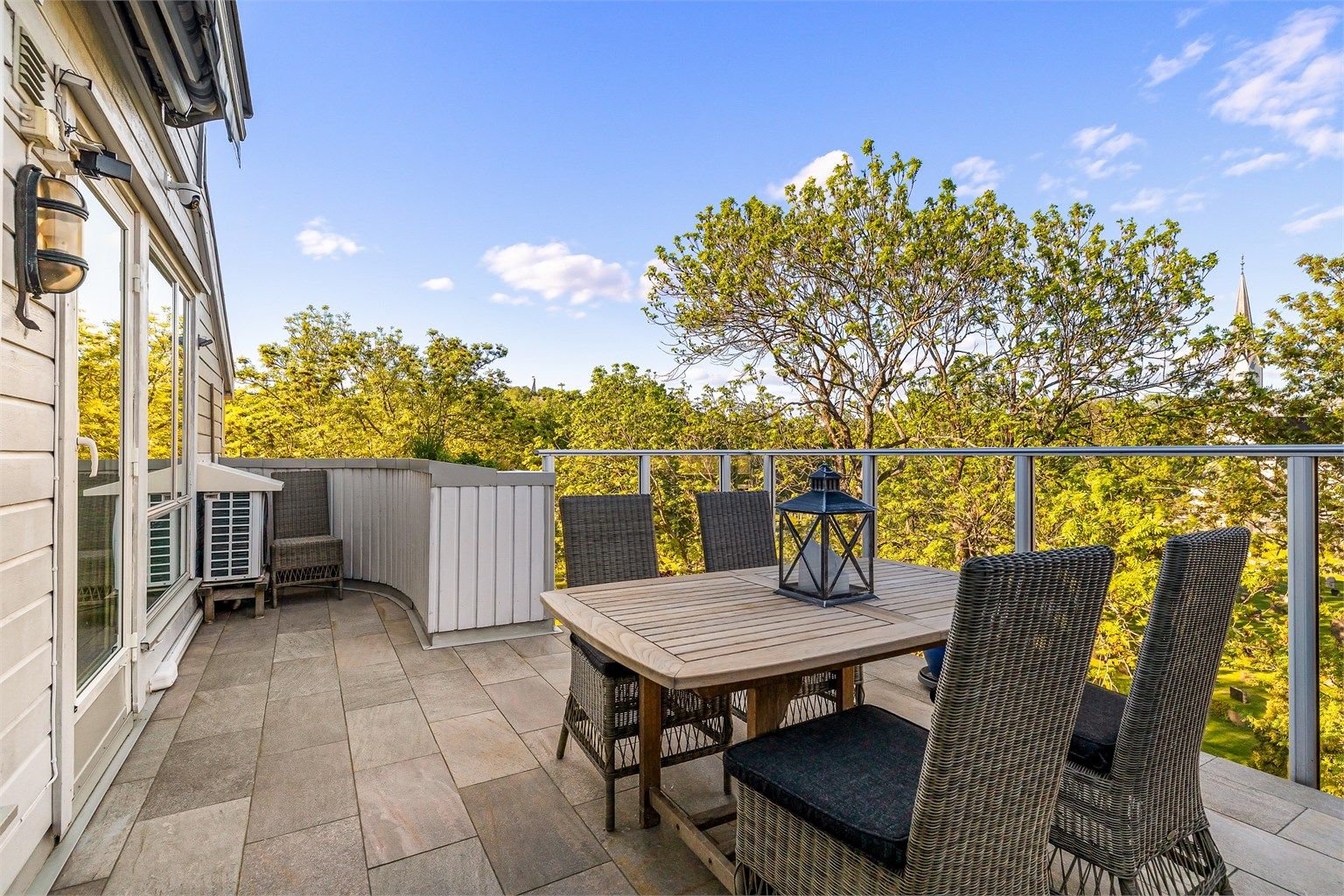 Fra stuen er det utgang til takterrasse på ca. 18 m² med glassrekkverk. Det er rikelig med plass til hagemøbler og det er montert markise. Perfekt for skjerming til lunsj eller sene sommerkvelder.