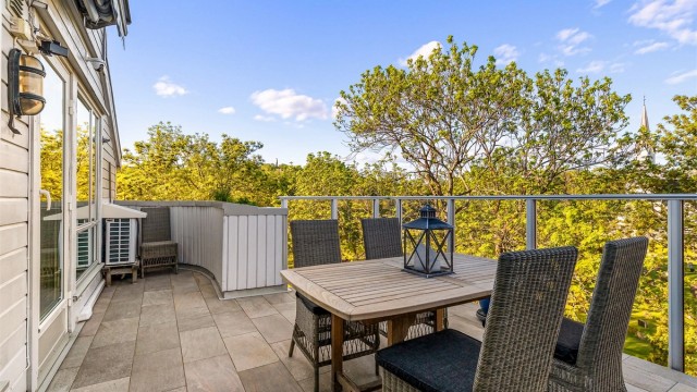 Fra stuen er det utgang til takterrasse på ca. 18 m² med glassrekkverk. Det er rikelig med plass til hagemøbler og det er montert markise. Perfekt for skjerming til lunsj eller sene sommerkvelder.