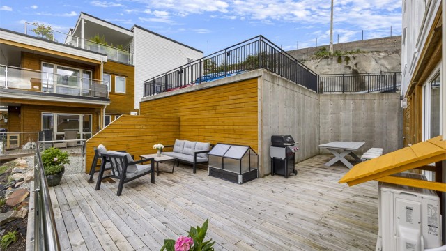 Uteplassen tilhører leiligheten, det gjelder terrassen som er inngjerdet i tilknytning til leiligheten (tinglyst)