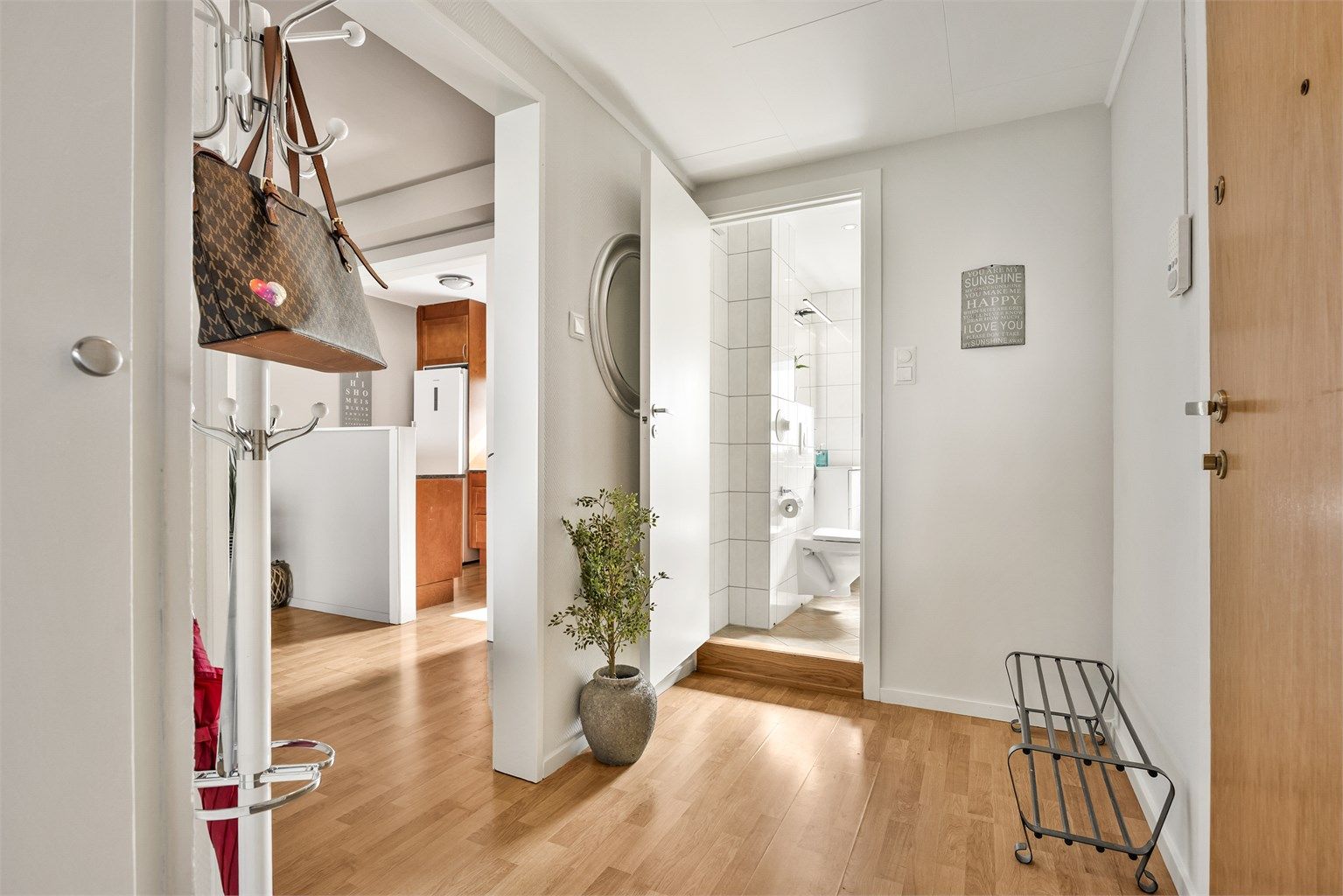 Entréen gir et godt første inntrykk og har plass til oppbevaring av yttertøy og sko.