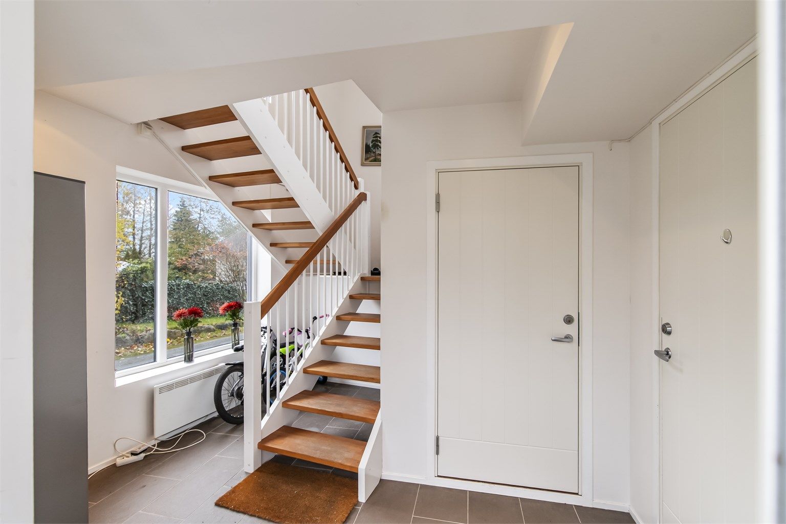 Felles inngang, kun med den andre leiligheten i første etasje