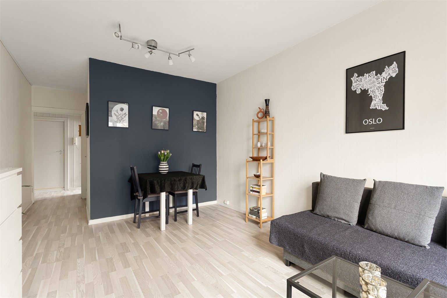 Stuen har en definert sone for spiseplass, med plass til et spisebord
