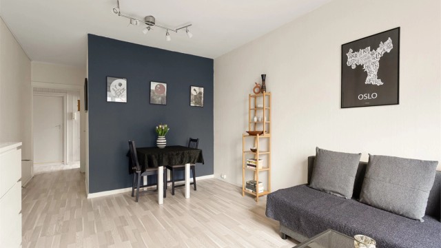 Stuen har en definert sone for spiseplass, med plass til et spisebord
