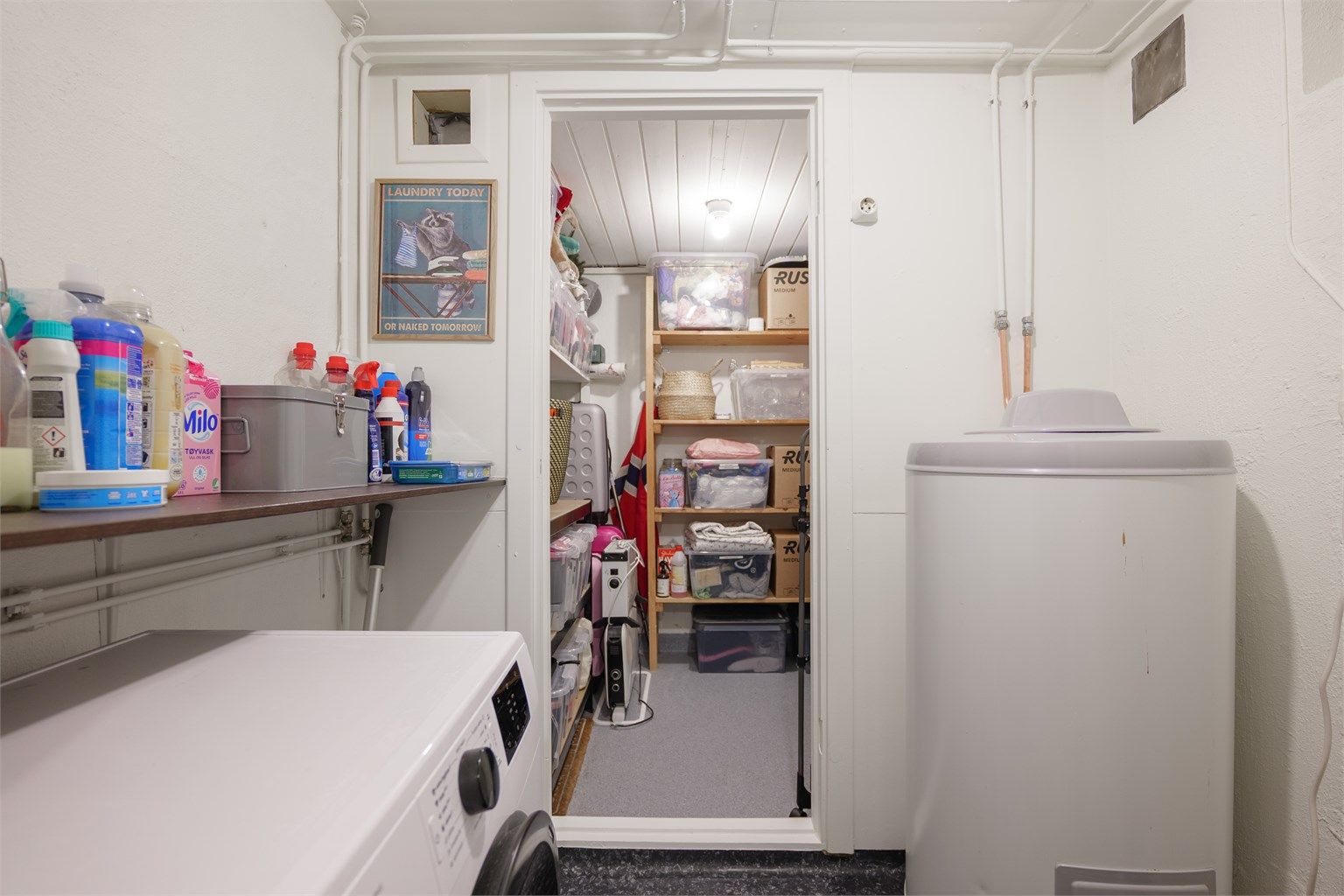 200-liters varmtvannsbereder av nyere årgang er montert i vaskerommet som ellers er fra byggeåret, men funksjonelt.