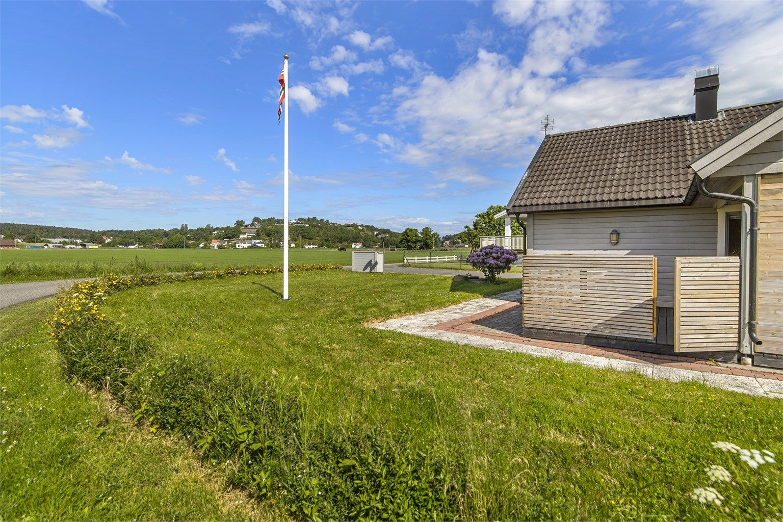 Tomten har gode solforhold fra morgen til kveld.