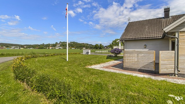 Tomten har gode solforhold fra morgen til kveld.