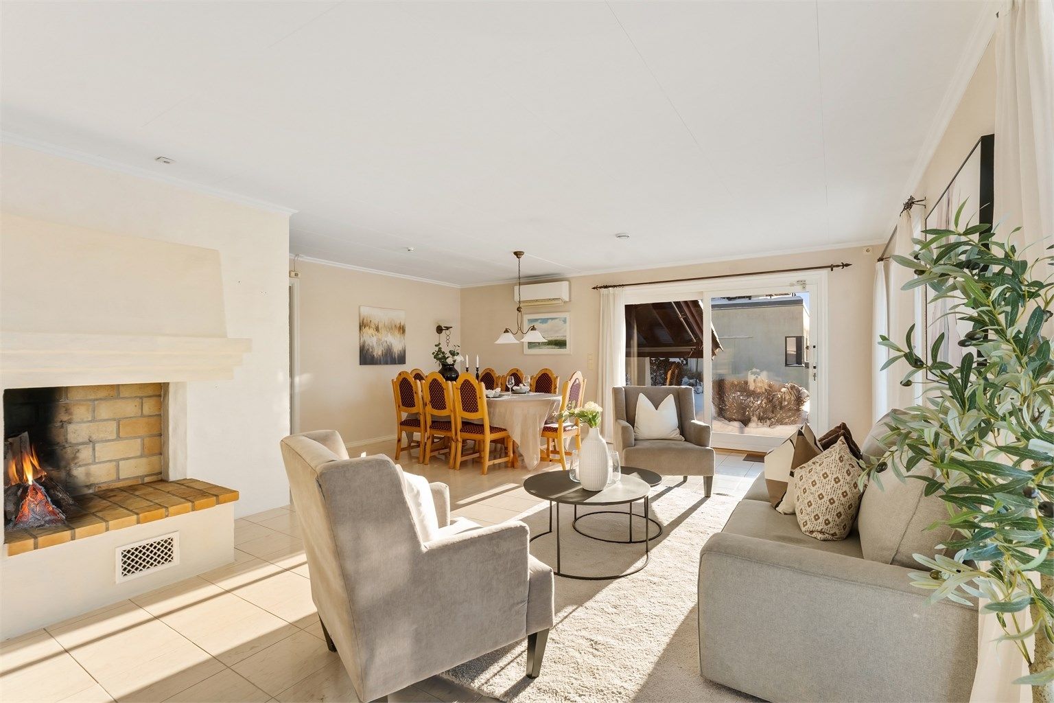 Fra stuen er det direkte utgang til en stor, steinbelagt uteplass.