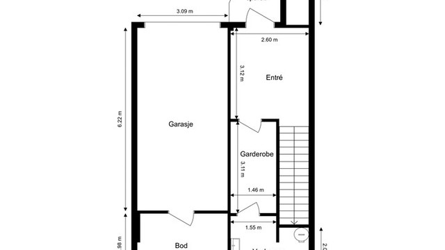 Underetasjen er boligens praktiske sone med entré, garderobe, vaskerom og direkte tilgang til garasjen.