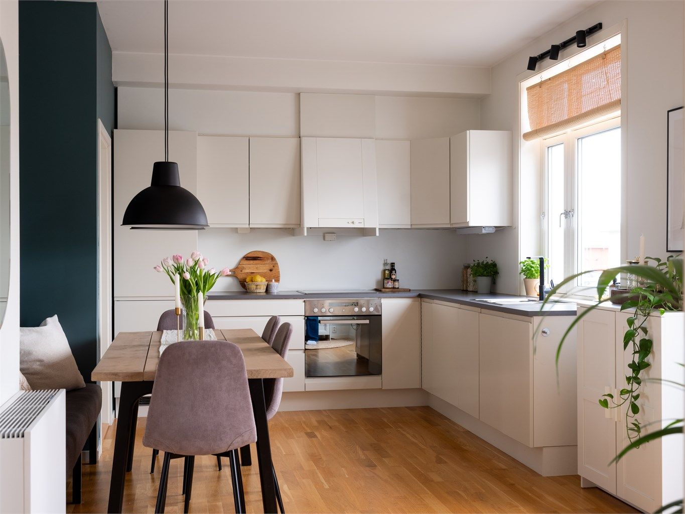 Tidløs hvit HTH innredning med integrerte hvitevarer.