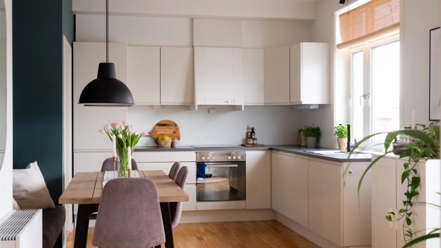 Tidløs hvit HTH innredning med integrerte hvitevarer.