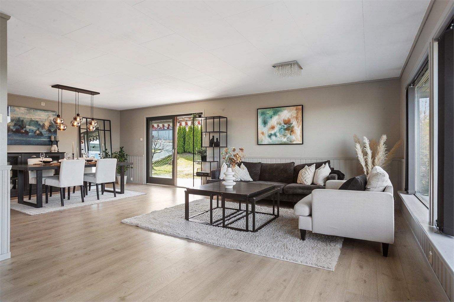 Den romslige stuen gir fleksibilitet i møbleringen, med god plass til flere sittegrupper.