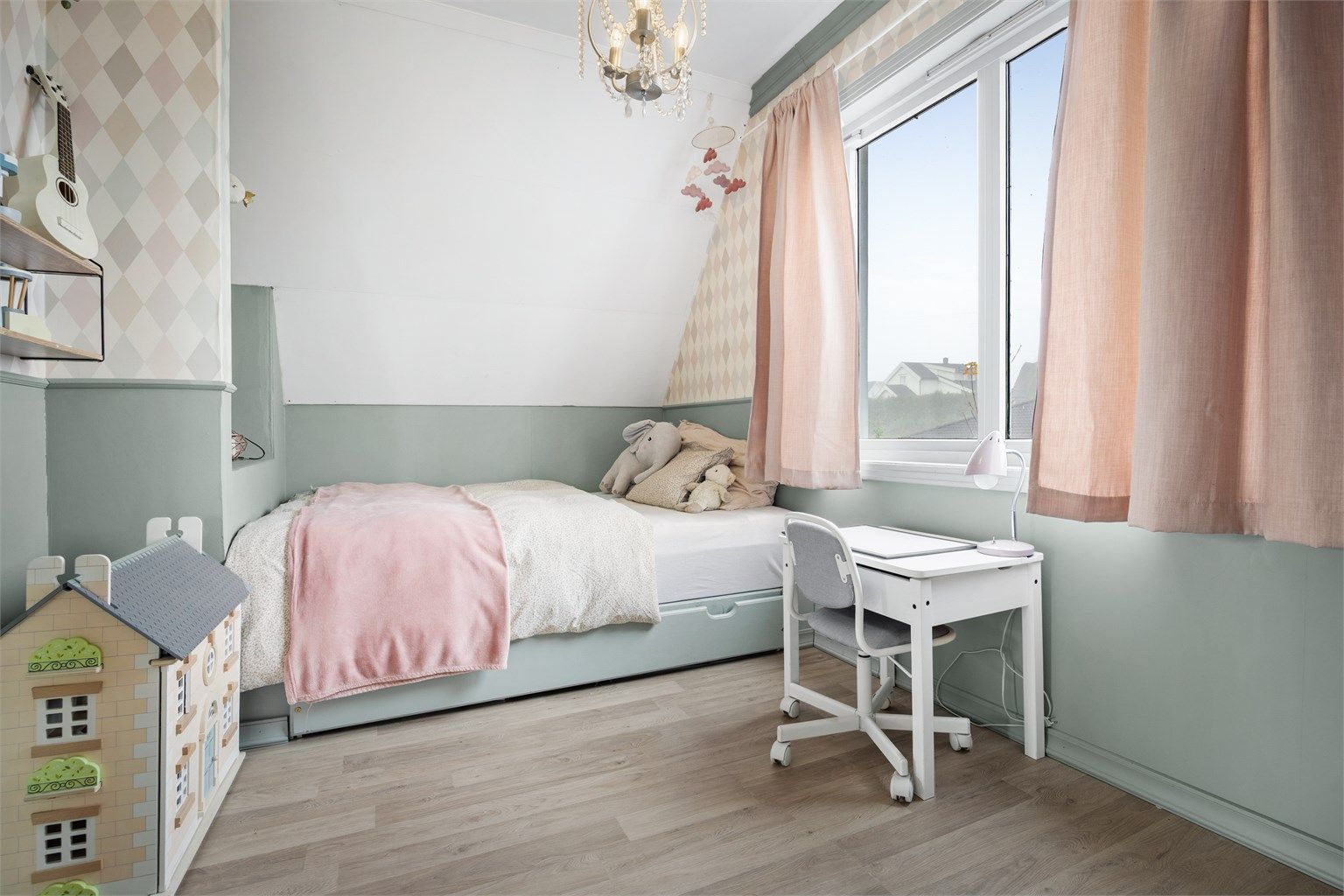 Soverom innredet med sengenisje og plass til skrivebord.
