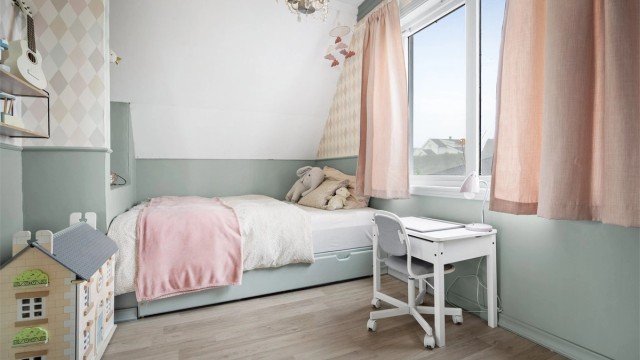 Soverom innredet med sengenisje og plass til skrivebord.