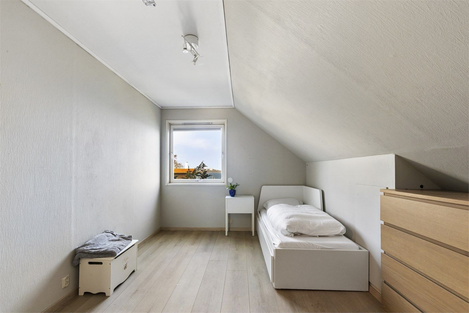Det tredje soverommet er lyst og har god plassutnyttelse under skråtaket.