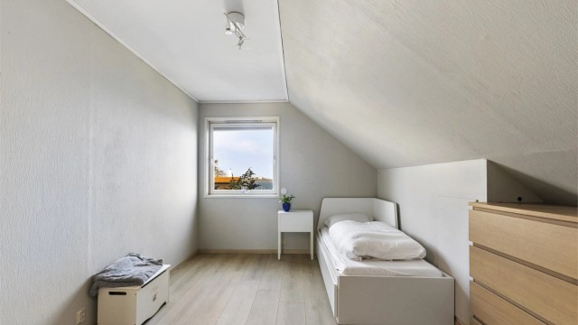 Det tredje soverommet er lyst og har god plassutnyttelse under skråtaket.