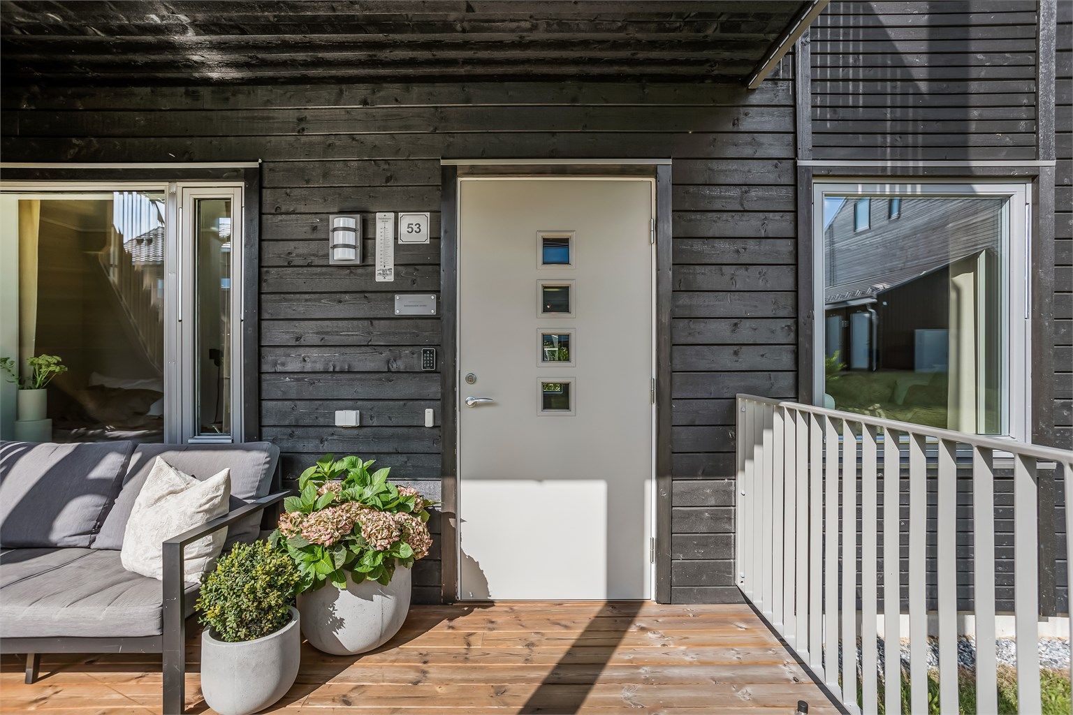 Ved inngangspartiet er det en terrasse på 11 m² hvor du kan nyte morgensolen.
