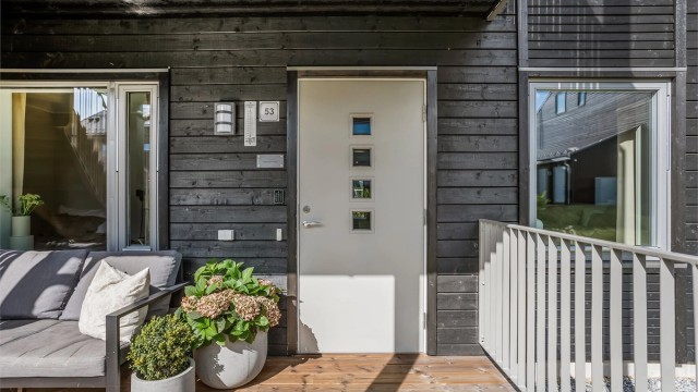 Ved inngangspartiet er det en terrasse på 11 m² hvor du kan nyte morgensolen.