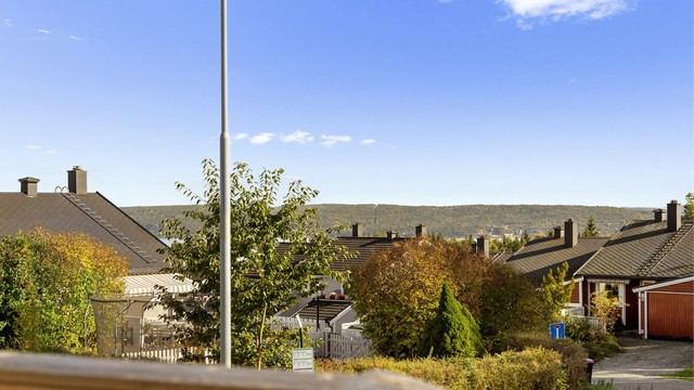 Utsyn over det rolige nabolaget, hvor man også kan skimte Oslofjorden i bakgrunn. Kort vei til turstier og bussholdeplass.
