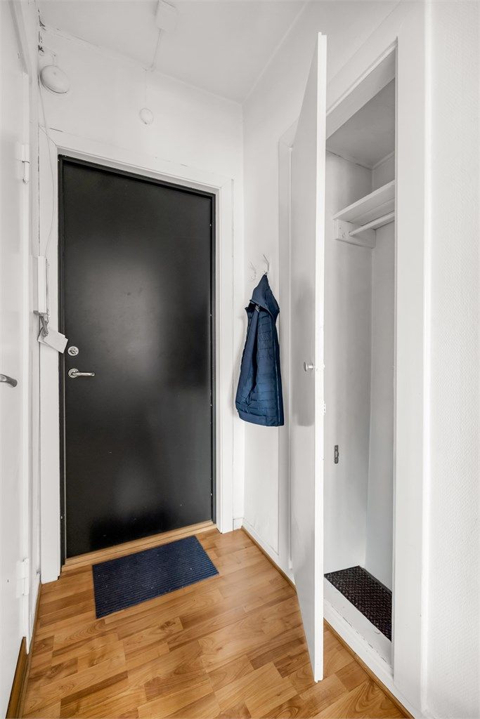 Her er det god plass til  å henge fra seg yttertøy og sko, samt litt øvrig oppbevaring i innebygget skap. 