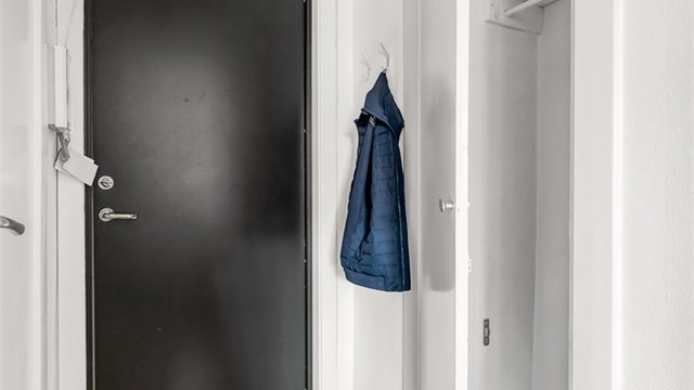 Her er det god plass til å henge fra seg yttertøy og sko, samt litt øvrig oppbevaring i innebygget skap.