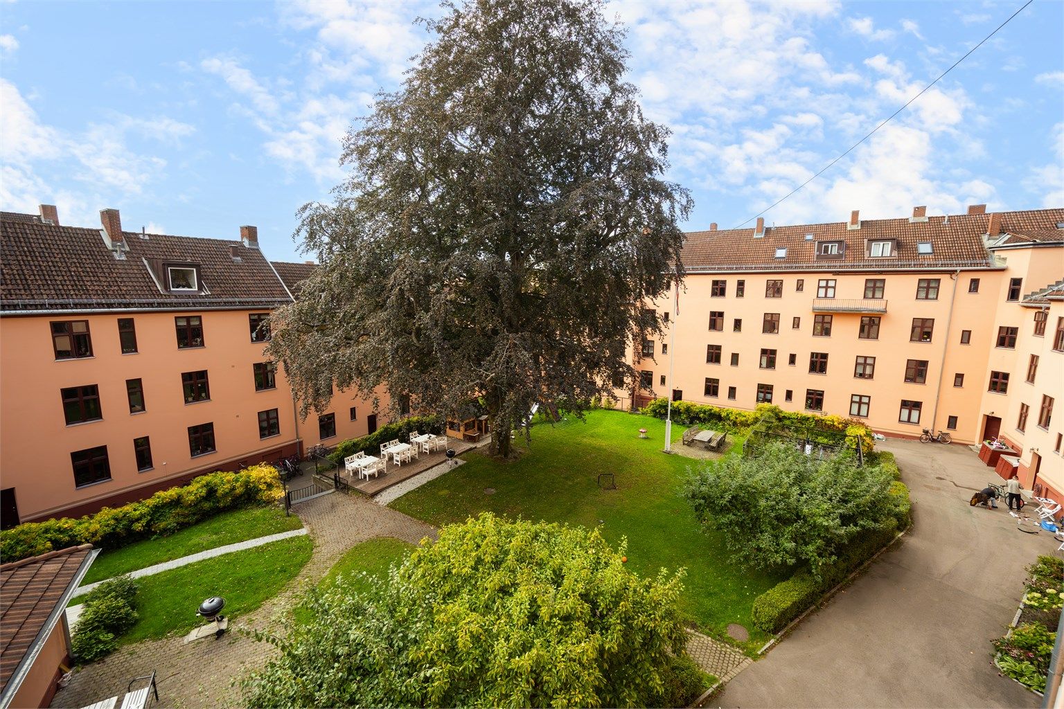 Boligen ligger i en klassisk bygård på en ettertraktet og populær beliggenhet på Sagene, med kanskje byens koseligste bakgård 