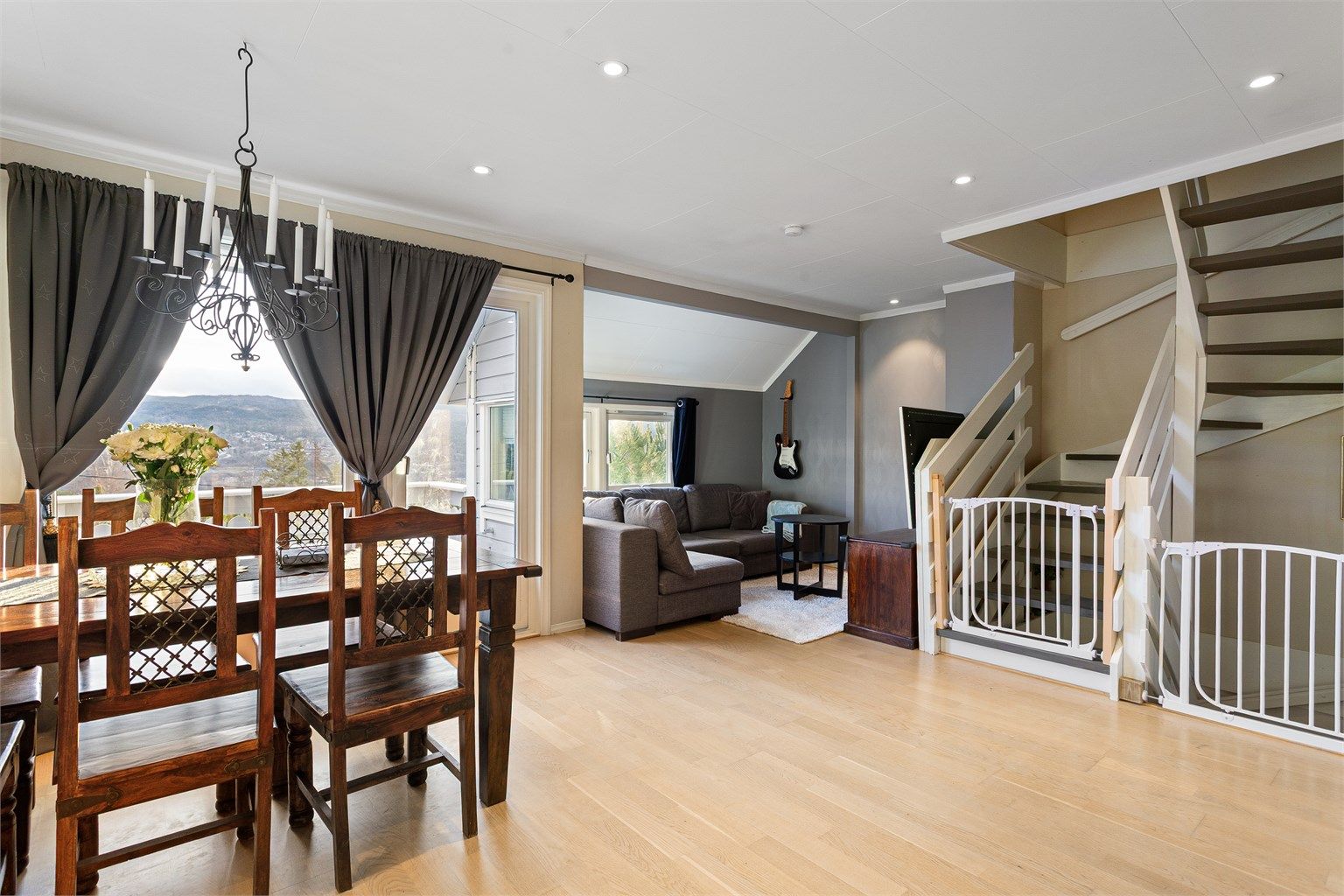 Lys og luftig stue med downlights i himlingen