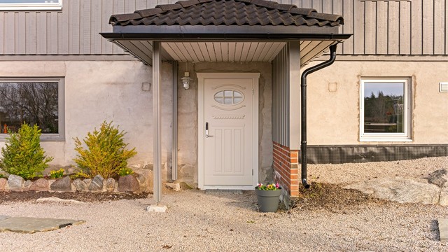 Til hybelen er det adkomst rett fra gårdsplassen, til hoveddelen på motsatt side. Dreneringsarbeid ble utført langs del av vestsiden i 2025, på øvrige sider i 2014.