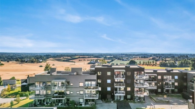 Fra leiligheten er det utsikt over nærområdet og omkringliggende landskap.