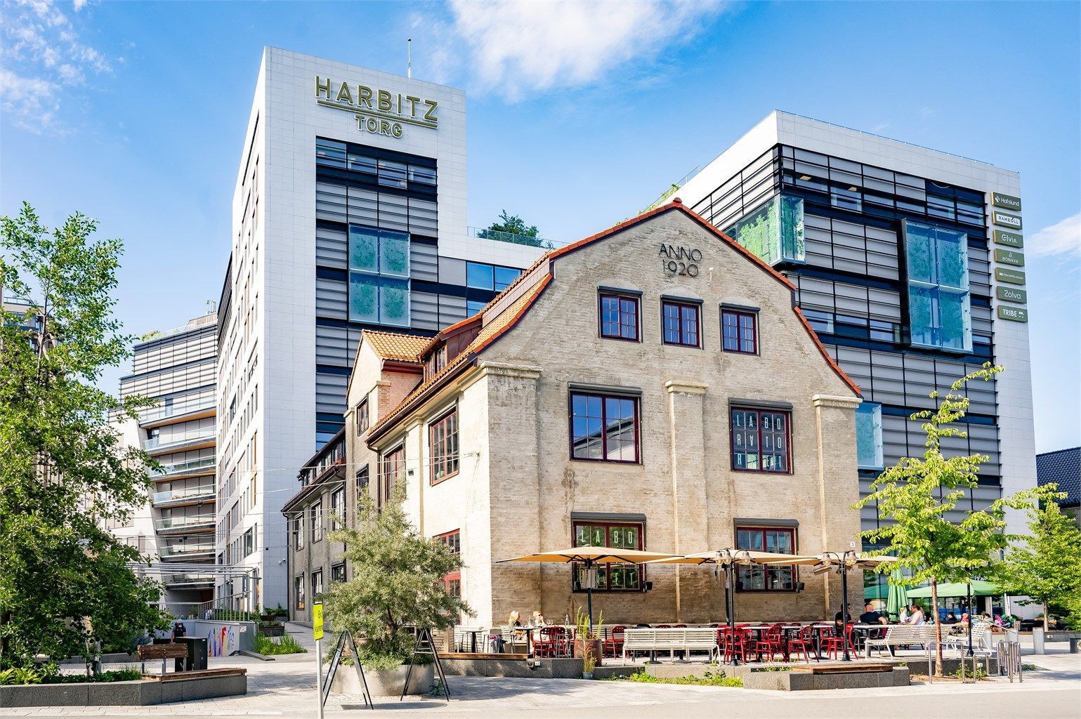 De daglige innkjøpene gjøres enkelt på Harbitz Torg, som ligger en kort spasertur fra leiligheten.