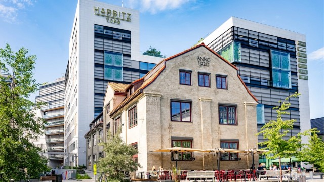 De daglige innkjøpene gjøres enkelt på Harbitz Torg, som ligger en kort spasertur fra leiligheten.