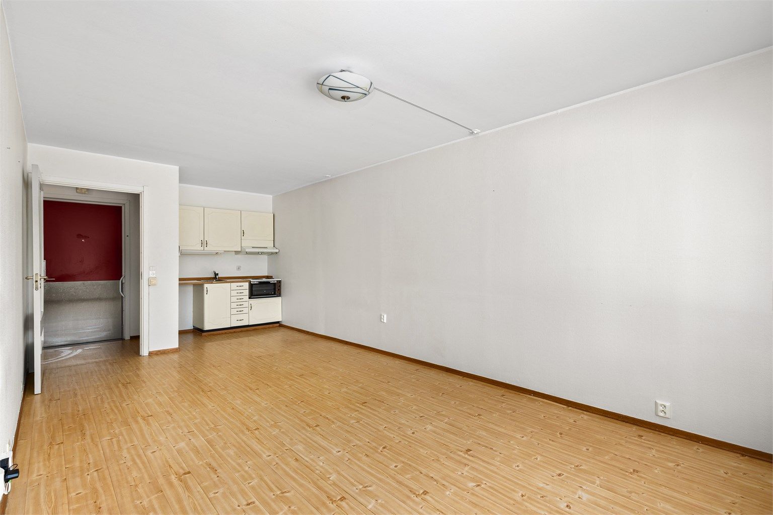 Åpen kjøkkenløsning med plass til spisebord i tilknytning til kjøkkenet