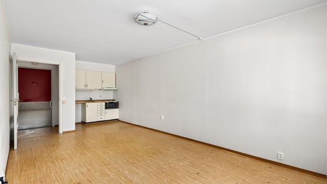 Åpen kjøkkenløsning med plass til spisebord i tilknytning til kjøkkenet