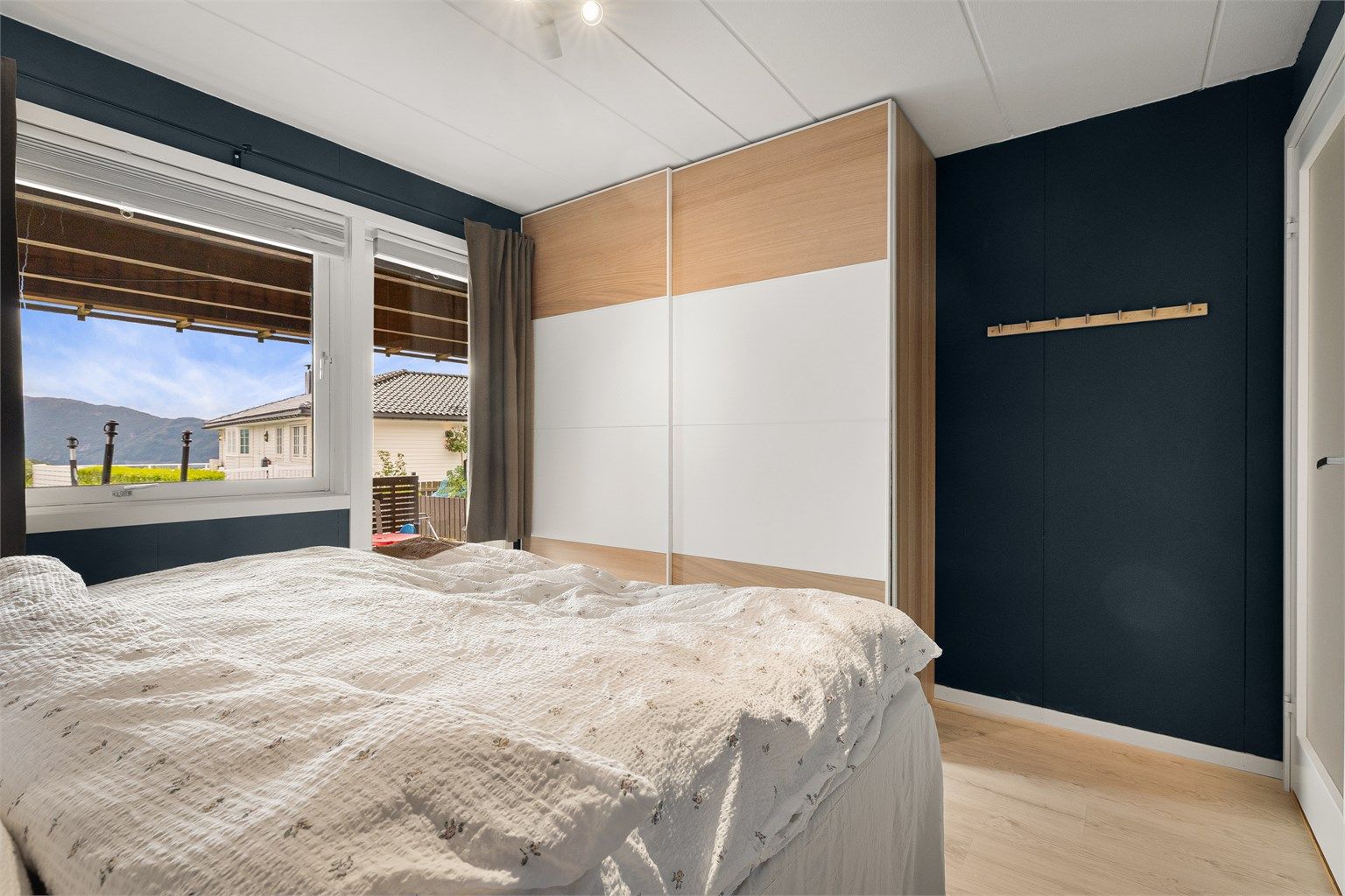 Stor skyvedørsgarderobe.
