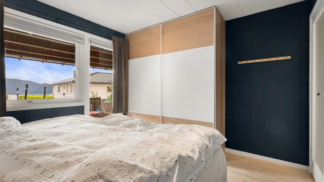 Stor skyvedørsgarderobe.